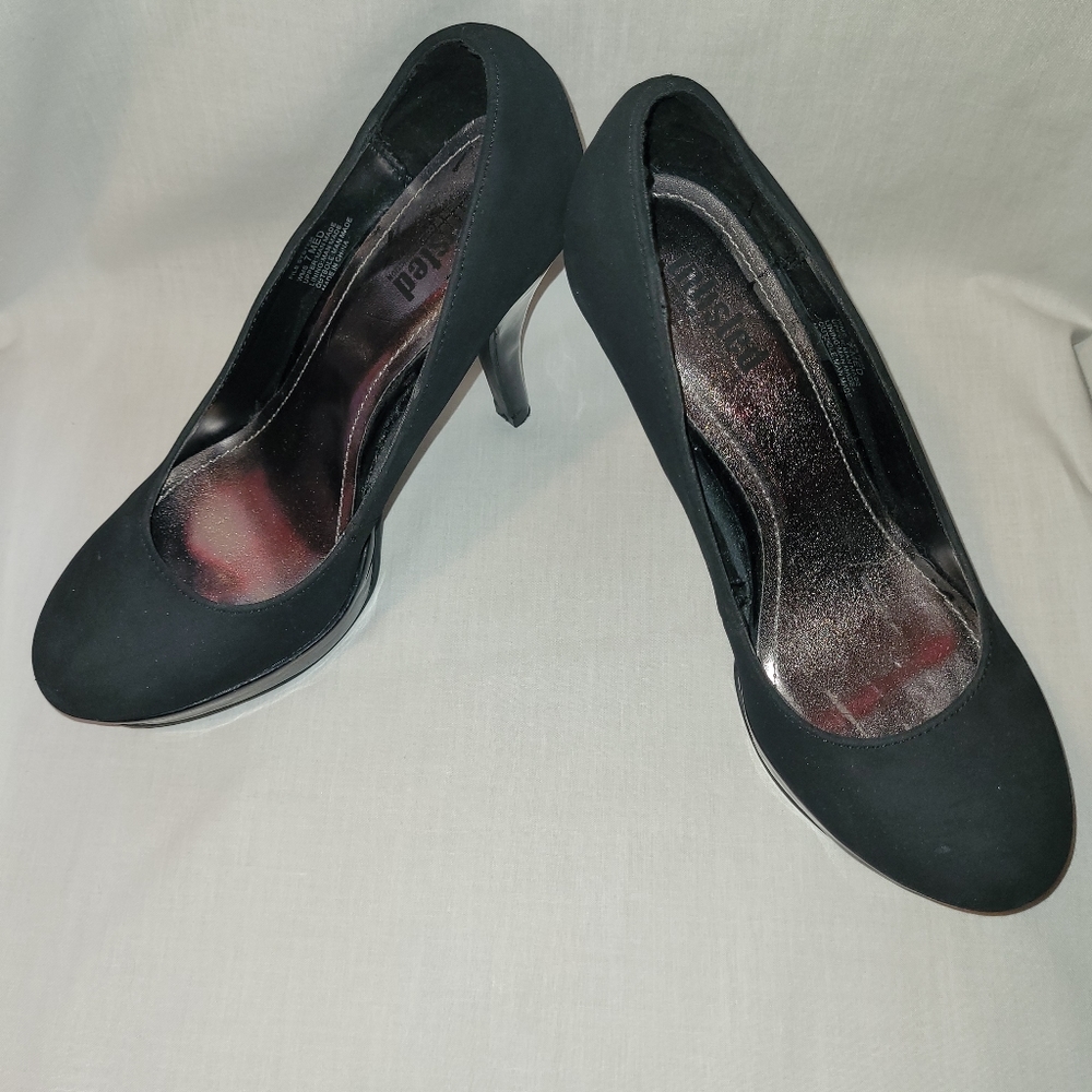 Size 7 black pumps
